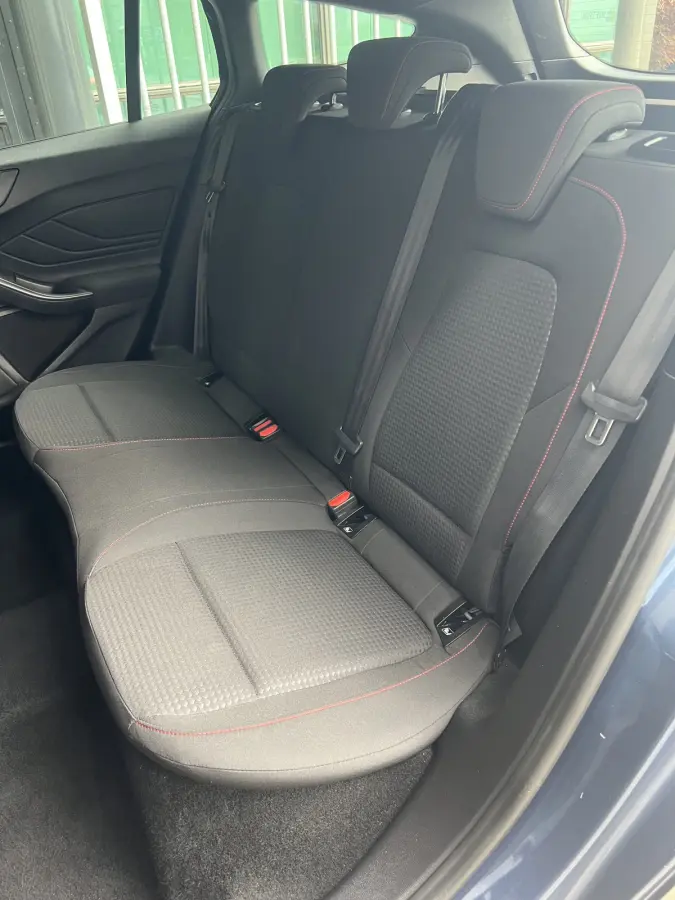 1.0 EcoBoost ST Line Business | NAVI | CARPLAY/ANDROID | CRUISE CONTROL | LMV 17'' | PDC V+A | STOEL/STUURVERWARMING | AIRCO | DAB | BLUETOOTH | ALL-SEASON BANDEN