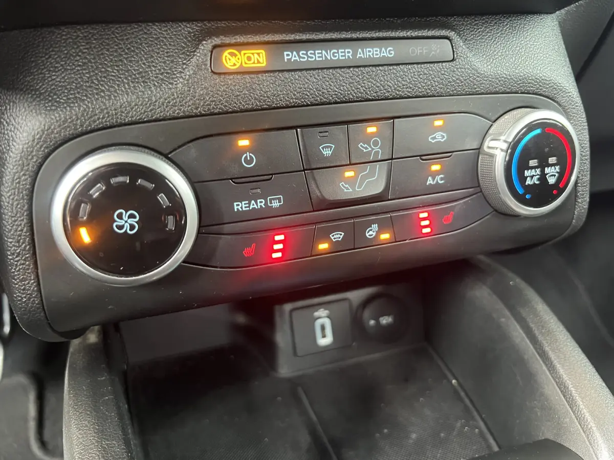 1.0 EcoBoost ST Line Business | NAVI | CARPLAY/ANDROID | CRUISE CONTROL | LMV 17'' | PDC V+A | STOEL/STUURVERWARMING | AIRCO | DAB | BLUETOOTH | ALL-SEASON BANDEN