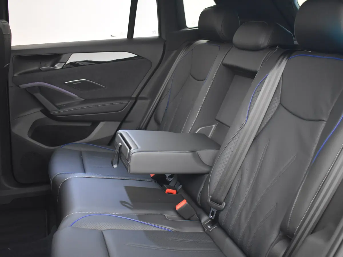 R-Line Edition - eHybrid | 'App-Connect' draadloze smartphone integratie | Automatische afstandsregeling (Adaptive Cruise Control) | Diefstalalarm