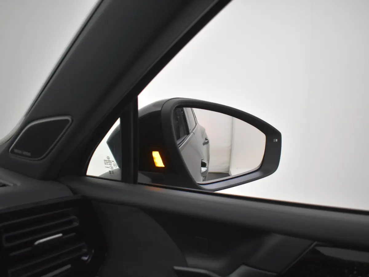 R-Line Edition - eHybrid | 'App-Connect' draadloze smartphone integratie | Automatische afstandsregeling (Adaptive Cruise Control) | Diefstalalarm