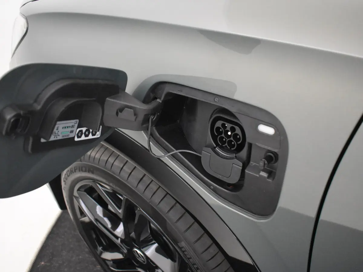 R-Line Edition - eHybrid | 'App-Connect' draadloze smartphone integratie | Automatische afstandsregeling (Adaptive Cruise Control) | Diefstalalarm