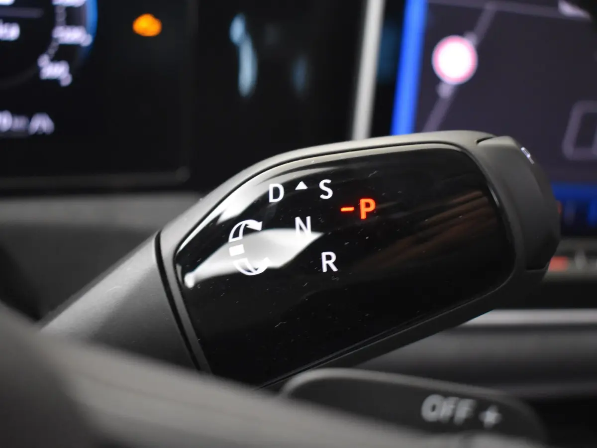R-Line Edition - eHybrid | 'App-Connect' draadloze smartphone integratie | Automatische afstandsregeling (Adaptive Cruise Control) | Diefstalalarm