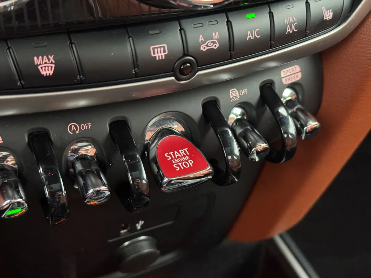Cooper Chili | PANORAMADAK | STOELVERWARMING | HEAD-UP | PARKEERSENSOREN V+A | LMV 19" | NAVI | APPLE CARPLAY / ANDROID AUTO |