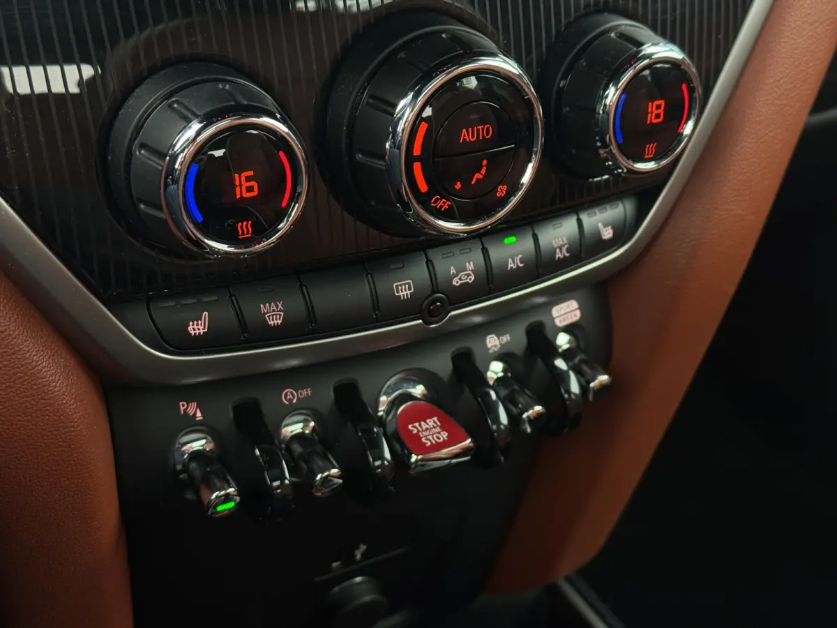 Cooper Chili | PANORAMADAK | STOELVERWARMING | HEAD-UP | PARKEERSENSOREN V+A | LMV 19" | NAVI | APPLE CARPLAY / ANDROID AUTO |