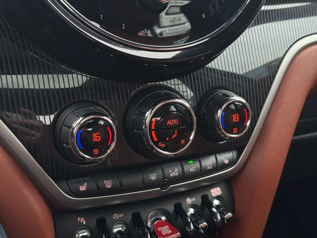 Cooper Chili | PANORAMADAK | STOELVERWARMING | HEAD-UP | PARKEERSENSOREN V+A | LMV 19" | NAVI | APPLE CARPLAY / ANDROID AUTO |