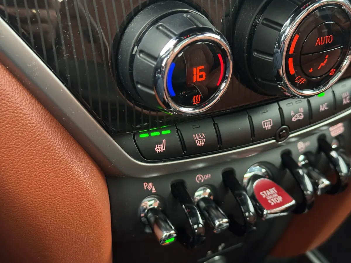 Cooper Chili | PANORAMADAK | STOELVERWARMING | HEAD-UP | PARKEERSENSOREN V+A | LMV 19" | NAVI | APPLE CARPLAY / ANDROID AUTO |