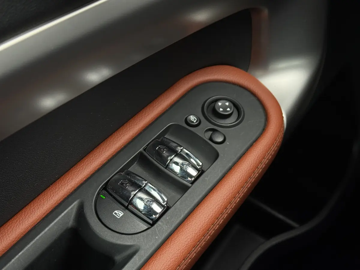 Cooper Chili | PANORAMADAK | STOELVERWARMING | HEAD-UP | PARKEERSENSOREN V+A | LMV 19" | NAVI | APPLE CARPLAY / ANDROID AUTO |