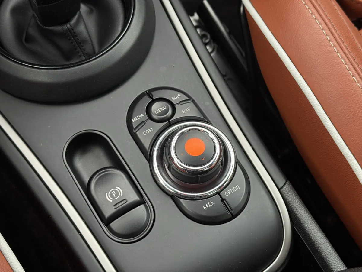 Cooper Chili | PANORAMADAK | STOELVERWARMING | HEAD-UP | PARKEERSENSOREN V+A | LMV 19" | NAVI | APPLE CARPLAY / ANDROID AUTO |