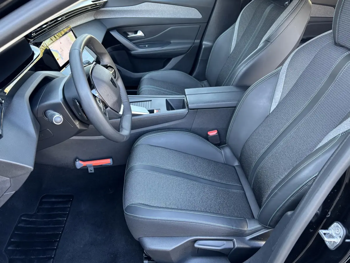 145pk Hybrid Allure | Camera | 19"LMV | LEER/Stof | AppleCarPlay/Android | Navigatie | AUTOMAAT