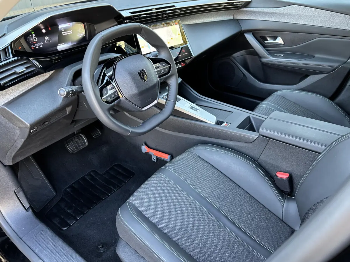 145pk Hybrid Allure | Camera | 19"LMV | LEER/Stof | AppleCarPlay/Android | Navigatie | AUTOMAAT