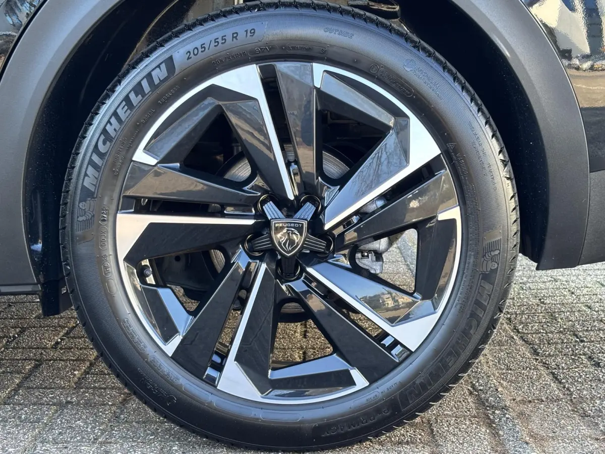 145pk Hybrid Allure | Camera | 19"LMV | LEER/Stof | AppleCarPlay/Android | Navigatie | AUTOMAAT