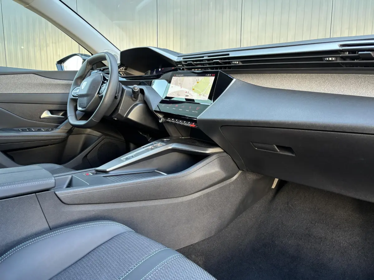 145pk Hybrid Allure | Camera | 19"LMV | LEER/Stof | AppleCarPlay/Android | Navigatie | AUTOMAAT