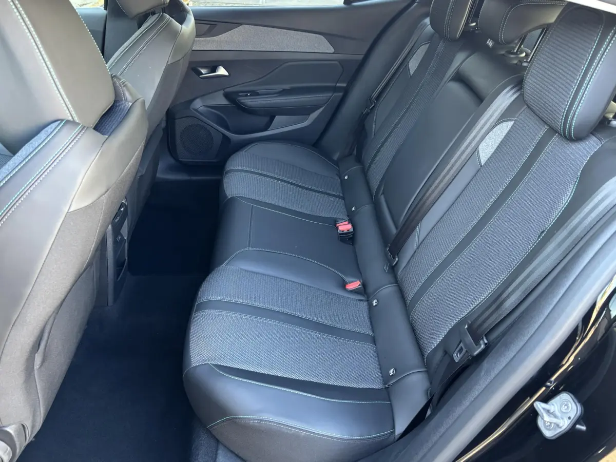 145pk Hybrid Allure | Camera | 19"LMV | LEER/Stof | AppleCarPlay/Android | Navigatie | AUTOMAAT