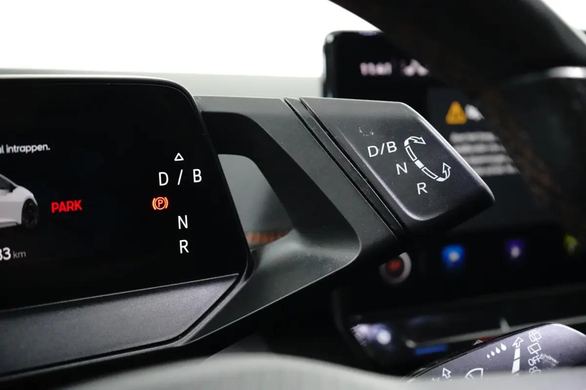 Performance One 62 kWh l Camera l Stoel/Stuurverwarming l Full LED l Navigatie l PDC l Cr Control l 19"LM Velgen l