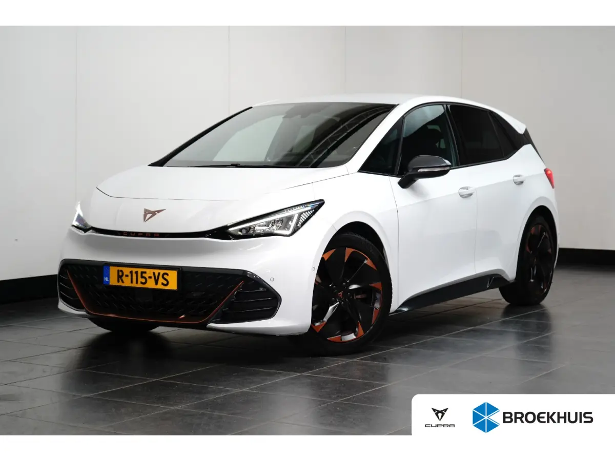 Performance One 62 kWh l Camera l Stoel/Stuurverwarming l Full LED l Navigatie l PDC l Cr Control l 19"LM Velgen l