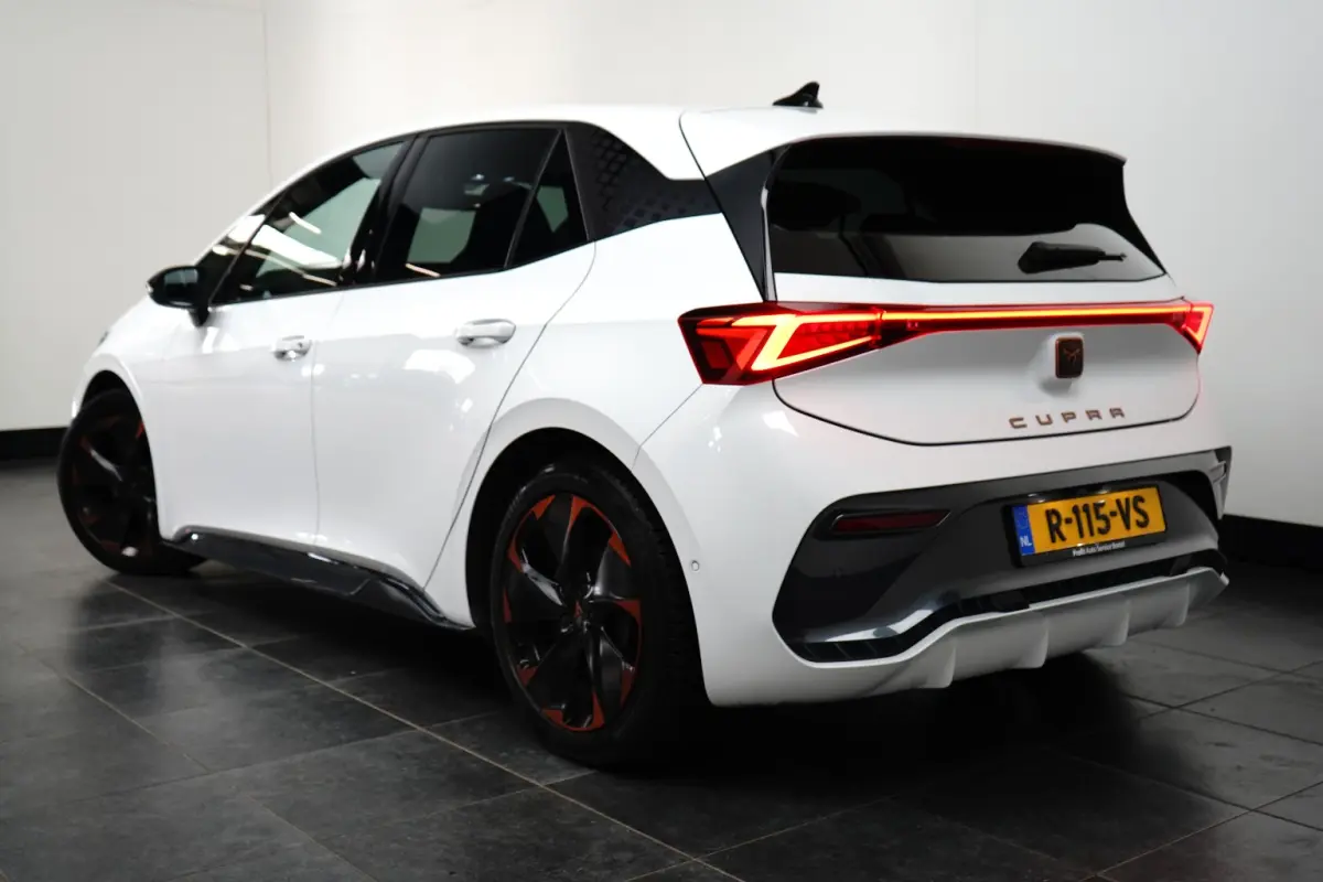 Performance One 62 kWh l Camera l Stoel/Stuurverwarming l Full LED l Navigatie l PDC l Cr Control l 19"LM Velgen l