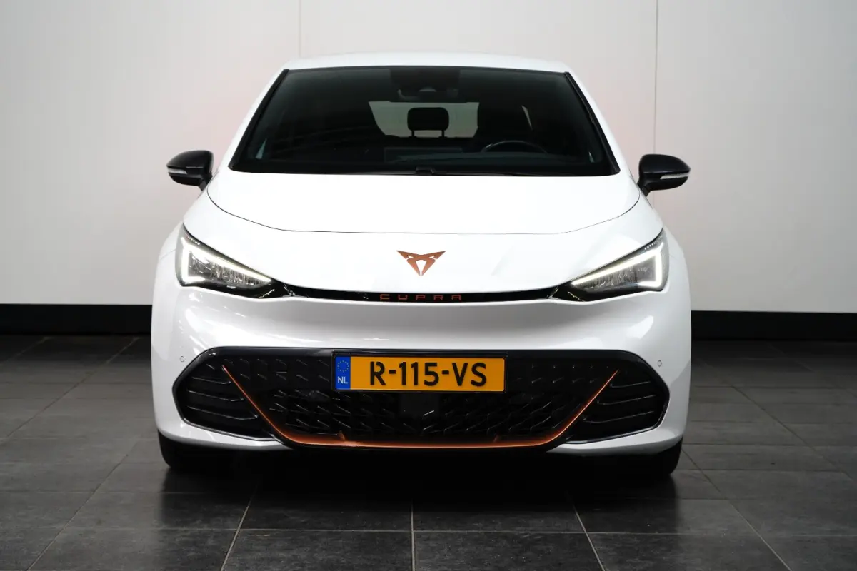 Performance One 62 kWh l Camera l Stoel/Stuurverwarming l Full LED l Navigatie l PDC l Cr Control l 19"LM Velgen l