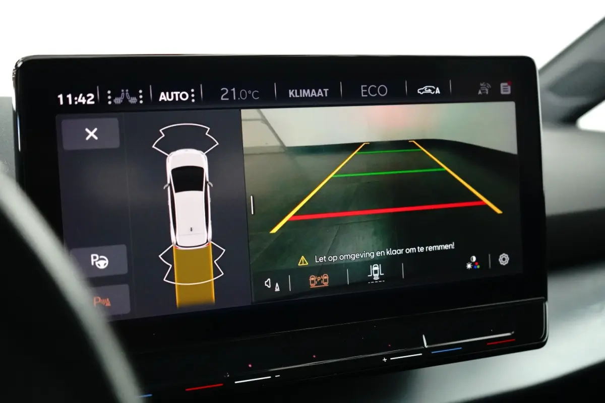 Performance One 62 kWh l Camera l Stoel/Stuurverwarming l Full LED l Navigatie l PDC l Cr Control l 19"LM Velgen l