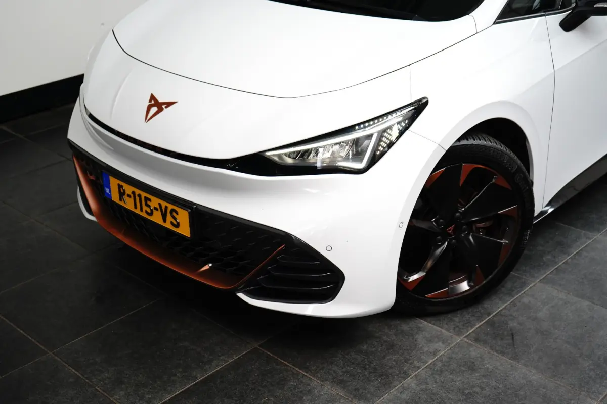 Performance One 62 kWh l Camera l Stoel/Stuurverwarming l Full LED l Navigatie l PDC l Cr Control l 19"LM Velgen l