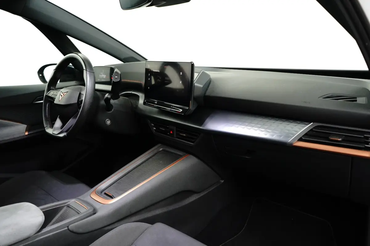 Performance One 62 kWh l Camera l Stoel/Stuurverwarming l Full LED l Navigatie l PDC l Cr Control l 19"LM Velgen l