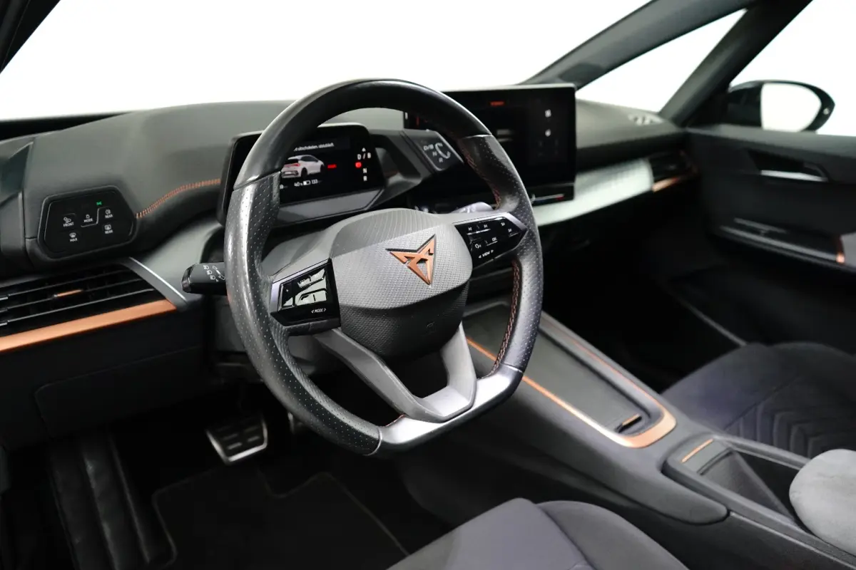 Performance One 62 kWh l Camera l Stoel/Stuurverwarming l Full LED l Navigatie l PDC l Cr Control l 19"LM Velgen l