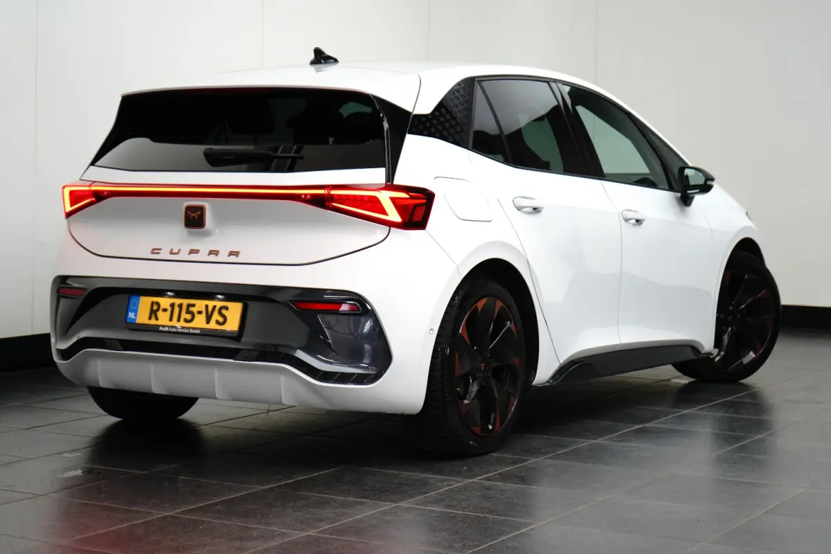 Performance One 62 kWh l Camera l Stoel/Stuurverwarming l Full LED l Navigatie l PDC l Cr Control l 19"LM Velgen l