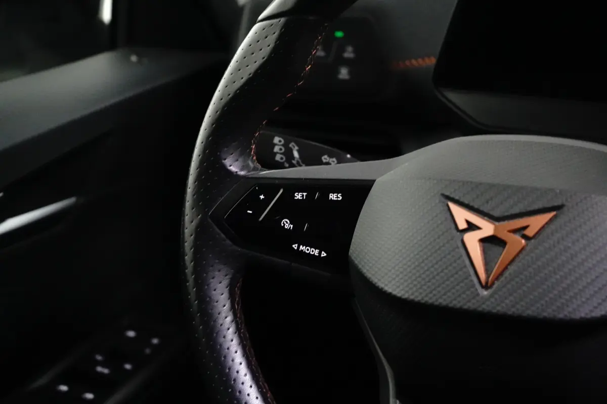 Performance One 62 kWh l Camera l Stoel/Stuurverwarming l Full LED l Navigatie l PDC l Cr Control l 19"LM Velgen l