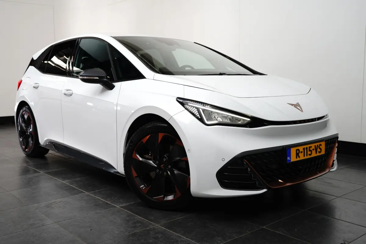 Performance One 62 kWh l Camera l Stoel/Stuurverwarming l Full LED l Navigatie l PDC l Cr Control l 19"LM Velgen l
