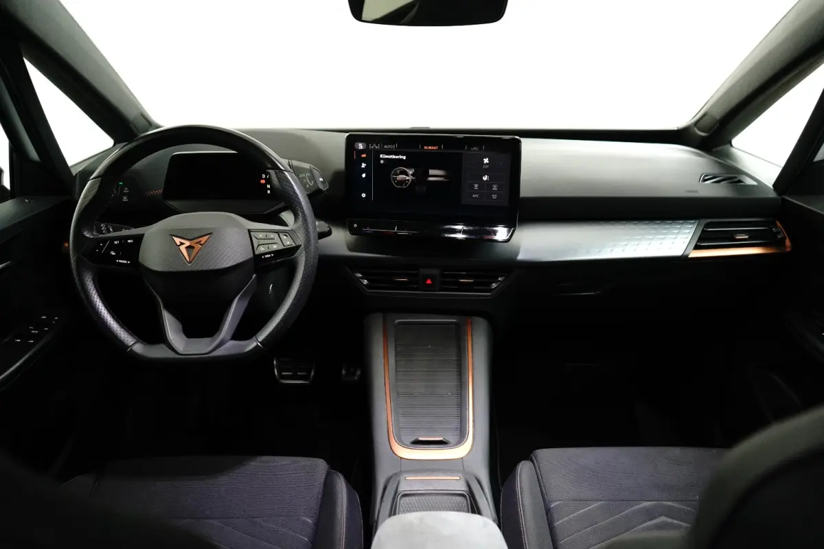 Performance One 62 kWh l Camera l Stoel/Stuurverwarming l Full LED l Navigatie l PDC l Cr Control l 19"LM Velgen l
