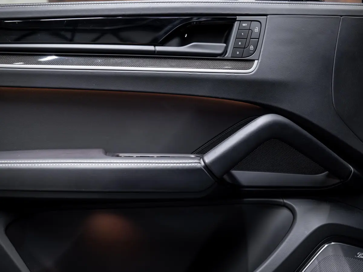 4.0 Turbo E-Hybrid | PCCB | Carbon | Burmester | Massage | PDCC | InnoDrive |
