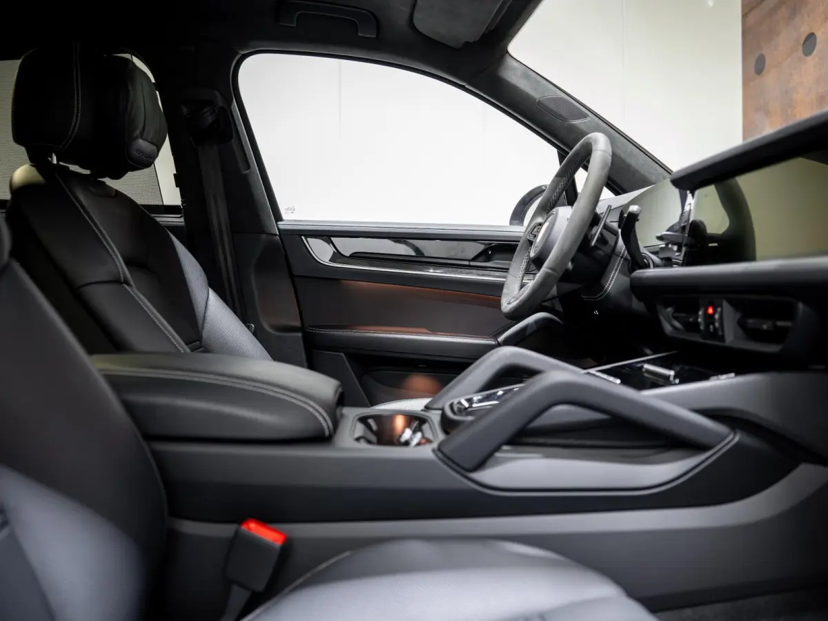 4.0 Turbo E-Hybrid | PCCB | Carbon | Burmester | Massage | PDCC | InnoDrive |