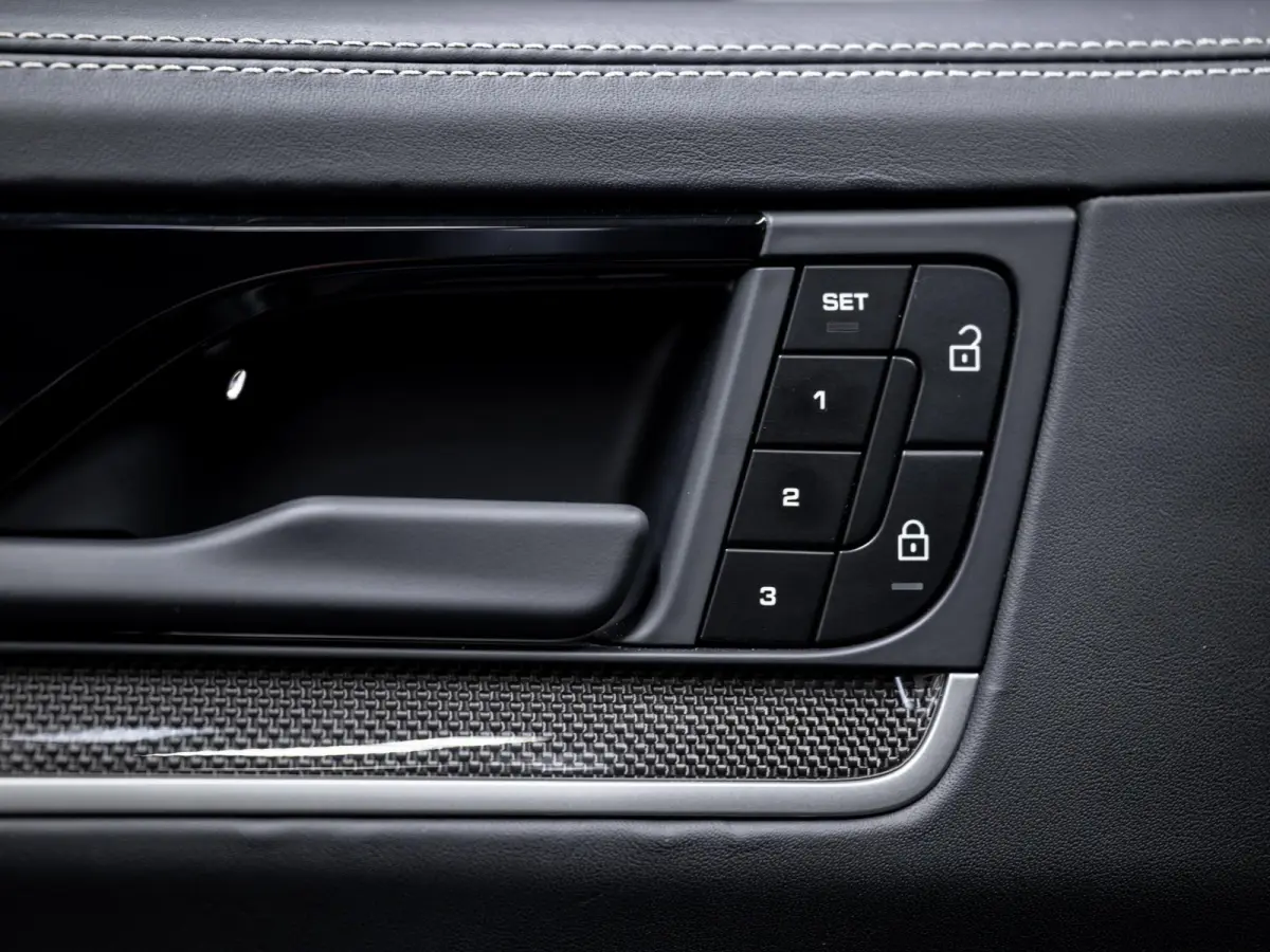 4.0 Turbo E-Hybrid | PCCB | Carbon | Burmester | Massage | PDCC | InnoDrive |