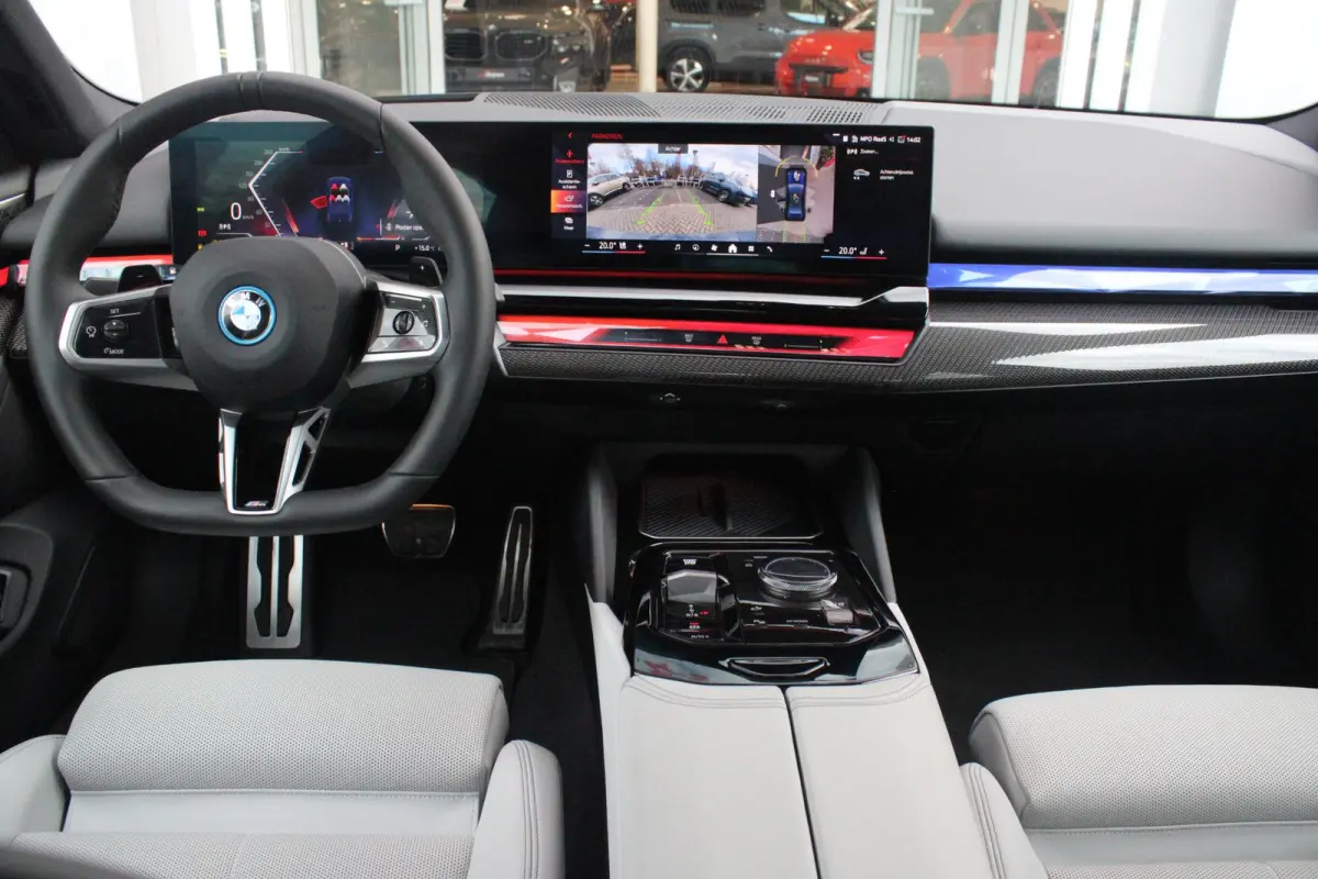 550e 490PK xDRIVE | BMW INTERGRAL ACTIVE STEERING (4 WIELBESTURING) | M SPORT PRO | PANORAMA DAK | BOWERS & WILKINS PREMIUM AUDIOSYSTEM | STUUR VERWARMING | 20" LICHTMETALEN VELGEN | ICONIC 