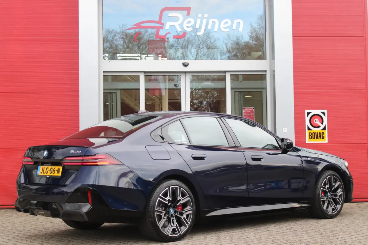 550e 490PK xDRIVE | BMW INTERGRAL ACTIVE STEERING (4 WIELBESTURING) | M SPORT PRO | PANORAMA DAK | BOWERS & WILKINS PREMIUM AUDIOSYSTEM | STUUR VERWARMING | 20" LICHTMETALEN VELGEN | ICONIC 