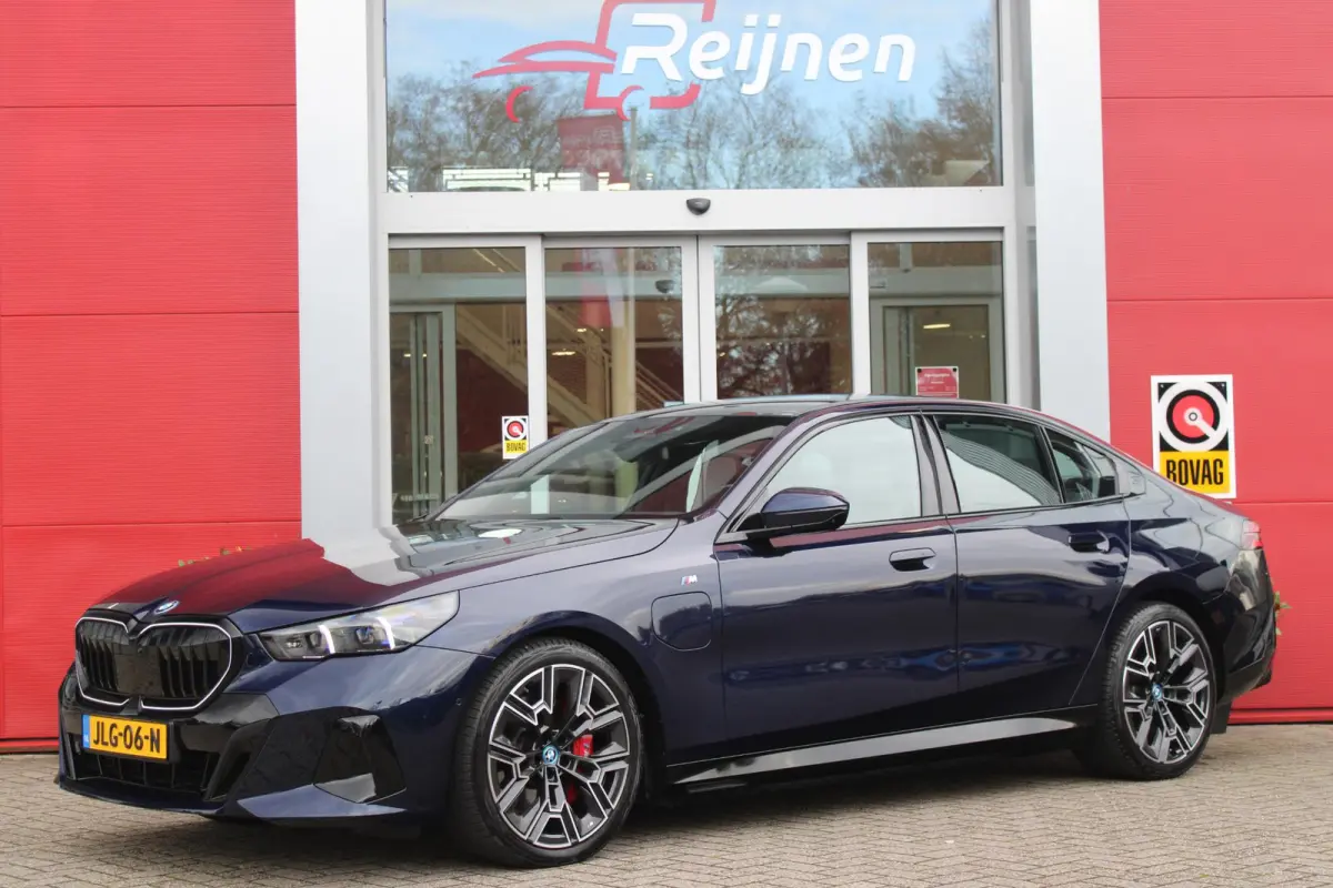 550e 490PK xDRIVE | BMW INTERGRAL ACTIVE STEERING (4 WIELBESTURING) | M SPORT PRO | PANORAMA DAK | BOWERS & WILKINS PREMIUM AUDIOSYSTEM | STUUR VERWARMING | 20" LICHTMETALEN VELGEN | ICONIC 