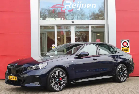 550e 490PK xDRIVE | BMW INTERGRAL ACTIVE STEERING (4 WIELBESTURING) | M SPORT PRO | PANORAMA DAK | BOWERS & WILKINS PREMIUM AUDIOSYSTEM | STUUR VERWARMING | 20" LICHTMETALEN VELGEN | ICONIC 