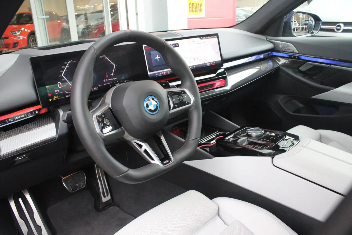 550e 490PK xDRIVE | BMW INTERGRAL ACTIVE STEERING (4 WIELBESTURING) | M SPORT PRO | PANORAMA DAK | BOWERS & WILKINS PREMIUM AUDIOSYSTEM | STUUR VERWARMING | 20" LICHTMETALEN VELGEN | ICONIC 
