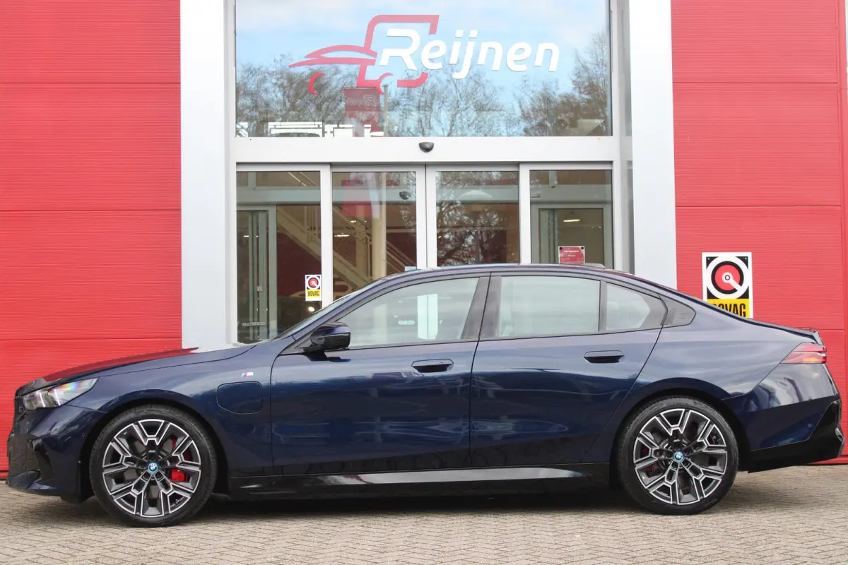 550e 490PK xDRIVE | BMW INTERGRAL ACTIVE STEERING (4 WIELBESTURING) | M SPORT PRO | PANORAMA DAK | BOWERS & WILKINS PREMIUM AUDIOSYSTEM | STUUR VERWARMING | 20" LICHTMETALEN VELGEN | ICONIC 