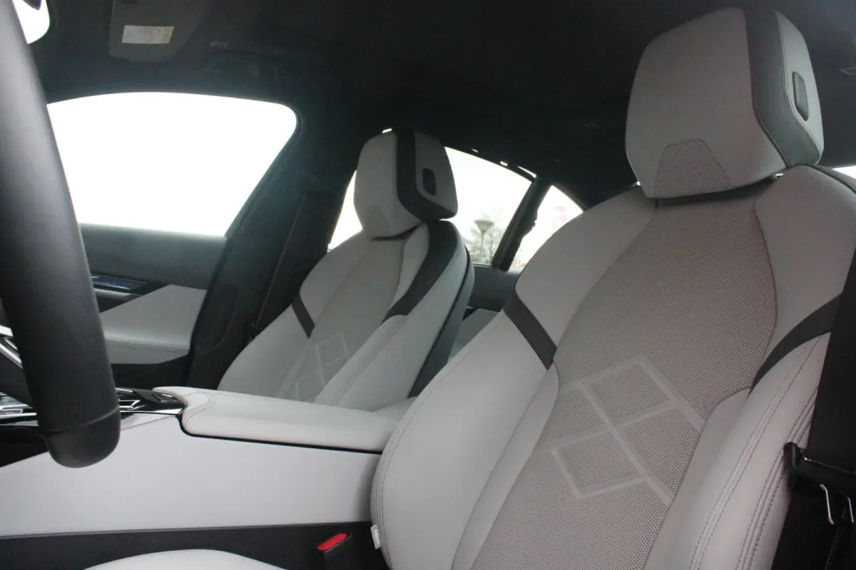 550e 490PK xDRIVE | BMW INTERGRAL ACTIVE STEERING (4 WIELBESTURING) | M SPORT PRO | PANORAMA DAK | BOWERS & WILKINS PREMIUM AUDIOSYSTEM | STUUR VERWARMING | 20" LICHTMETALEN VELGEN | ICONIC 