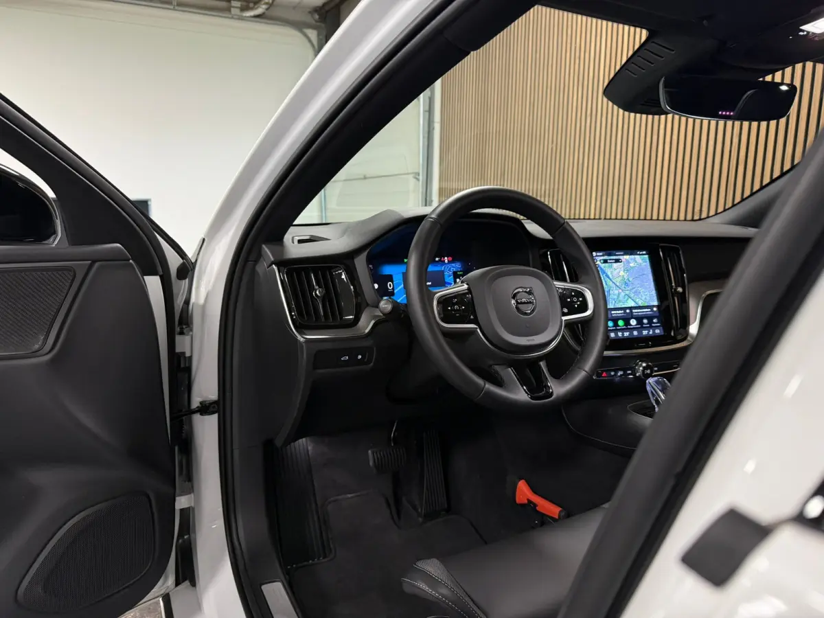 T8 AWD Recharge Plus Dark | Harman Kardon | Trekhaak | 455pk | 360° Camera | Head-Up Display | Schuifdak | Adaptieve Cruise Control | Stoelverwarming voor+achter | Stuurwielverwarming | Pil