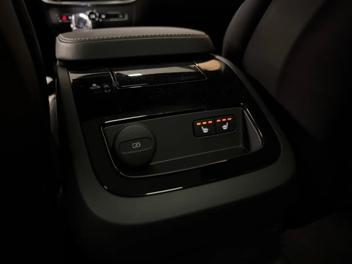 T8 AWD Recharge Plus Dark | Harman Kardon | Trekhaak | 455pk | 360° Camera | Head-Up Display | Schuifdak | Adaptieve Cruise Control | Stoelverwarming voor+achter | Stuurwielverwarming | Pil