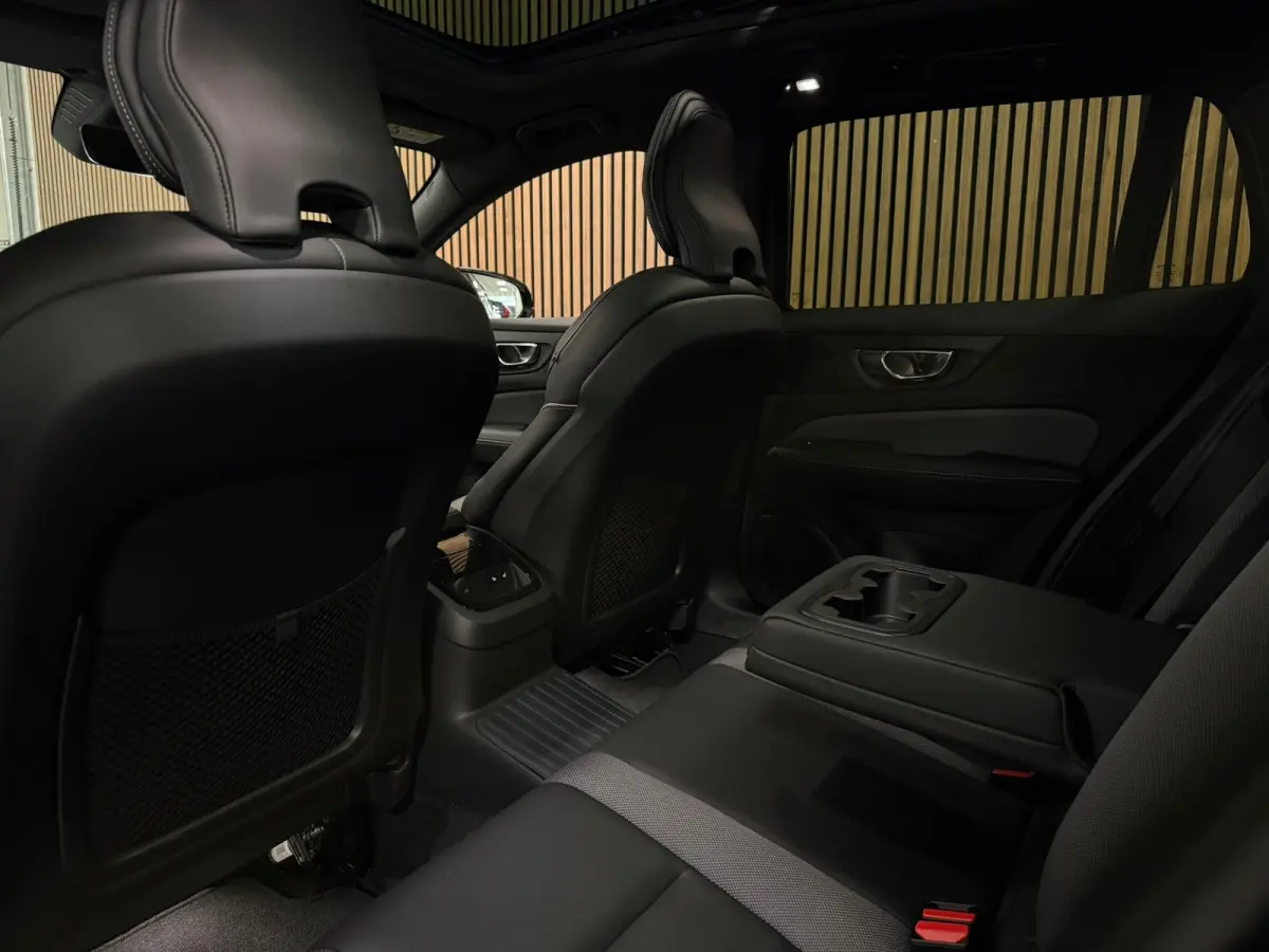 T8 AWD Recharge Plus Dark | Harman Kardon | Trekhaak | 455pk | 360° Camera | Head-Up Display | Schuifdak | Adaptieve Cruise Control | Stoelverwarming voor+achter | Stuurwielverwarming | Pil