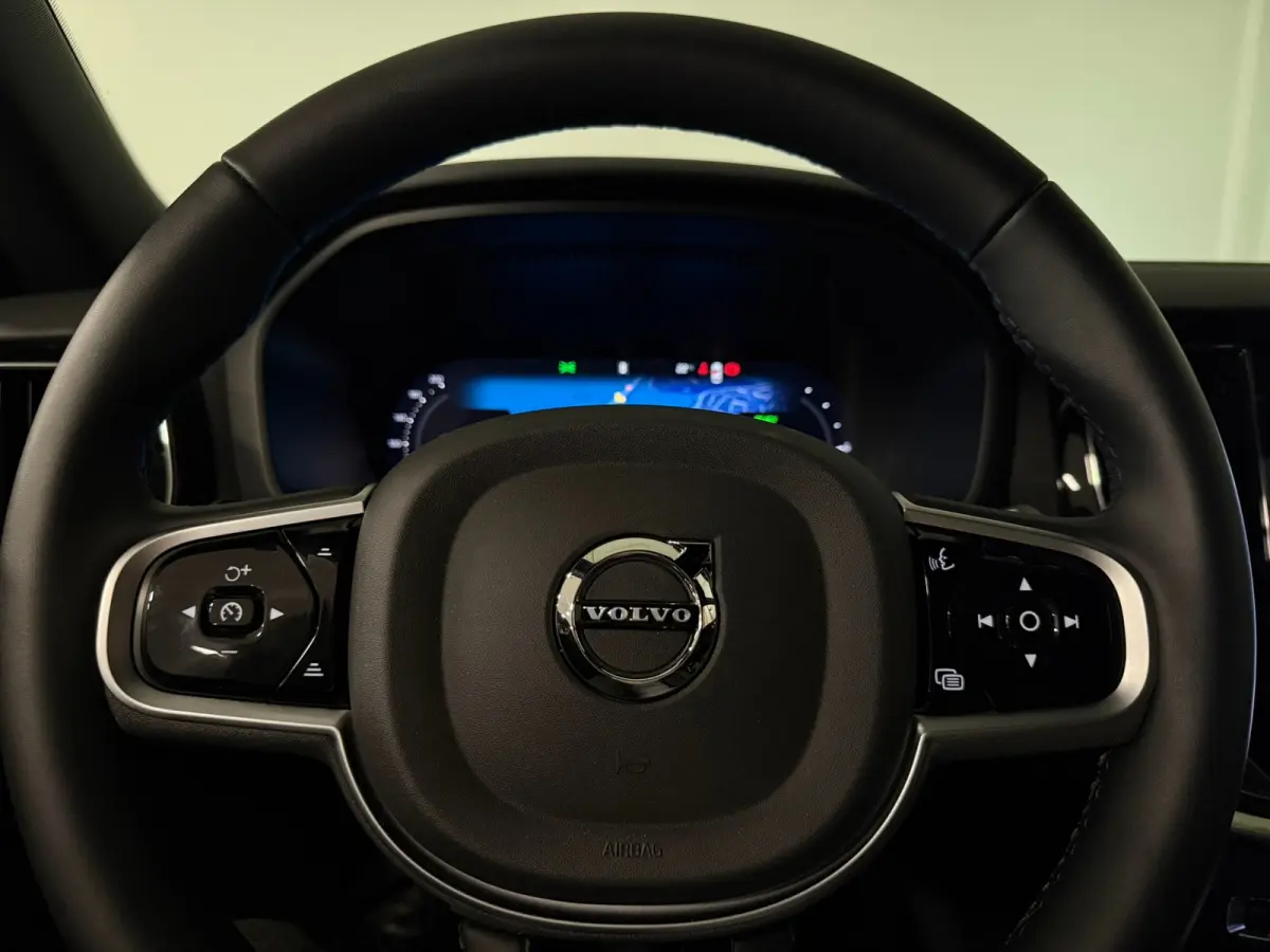 T8 AWD Recharge Plus Dark | Harman Kardon | Trekhaak | 455pk | 360° Camera | Head-Up Display | Schuifdak | Adaptieve Cruise Control | Stoelverwarming voor+achter | Stuurwielverwarming | Pil