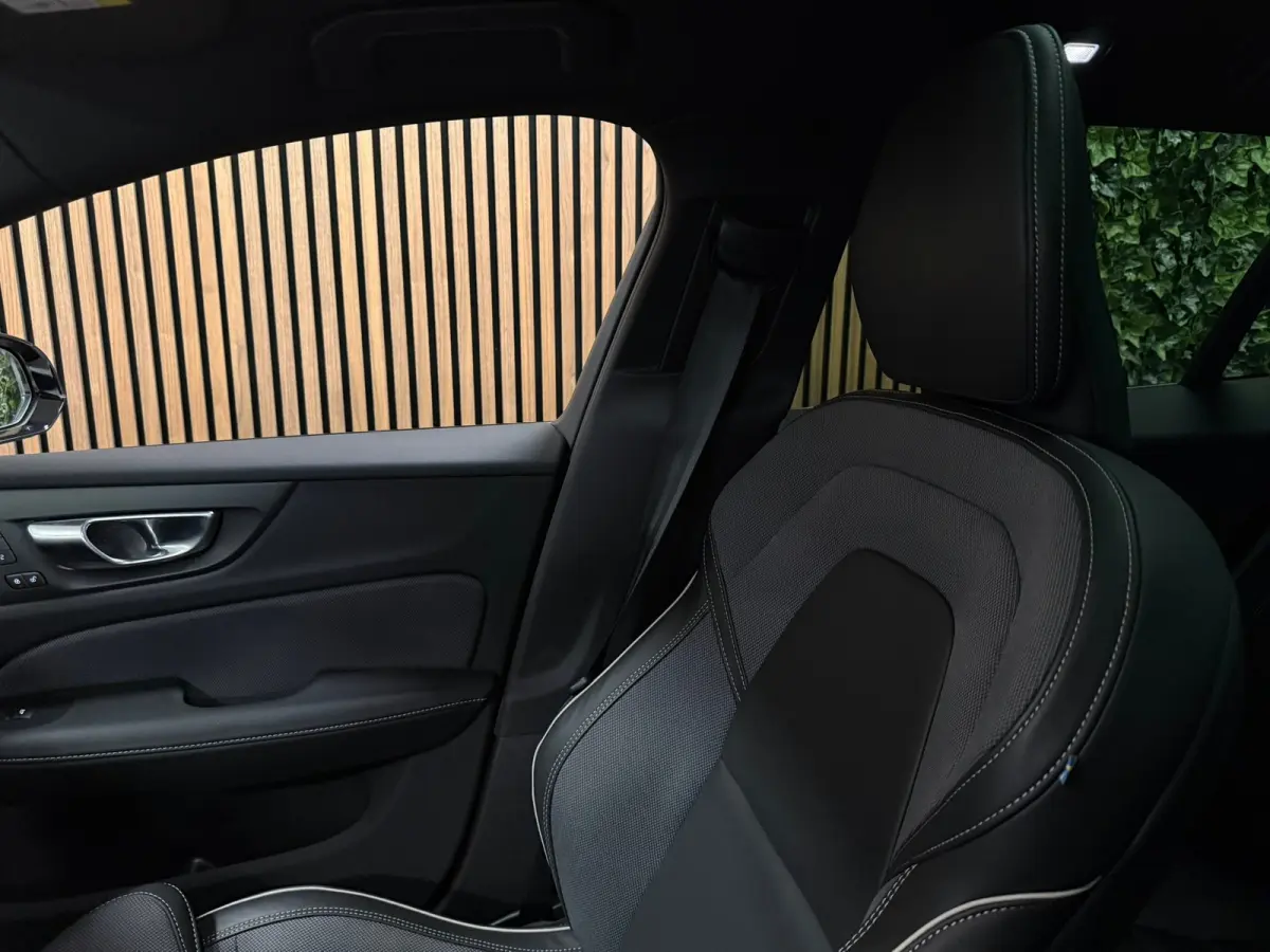 T8 AWD Recharge Plus Dark | Harman Kardon | Trekhaak | 455pk | 360° Camera | Head-Up Display | Schuifdak | Adaptieve Cruise Control | Stoelverwarming voor+achter | Stuurwielverwarming | Pil
