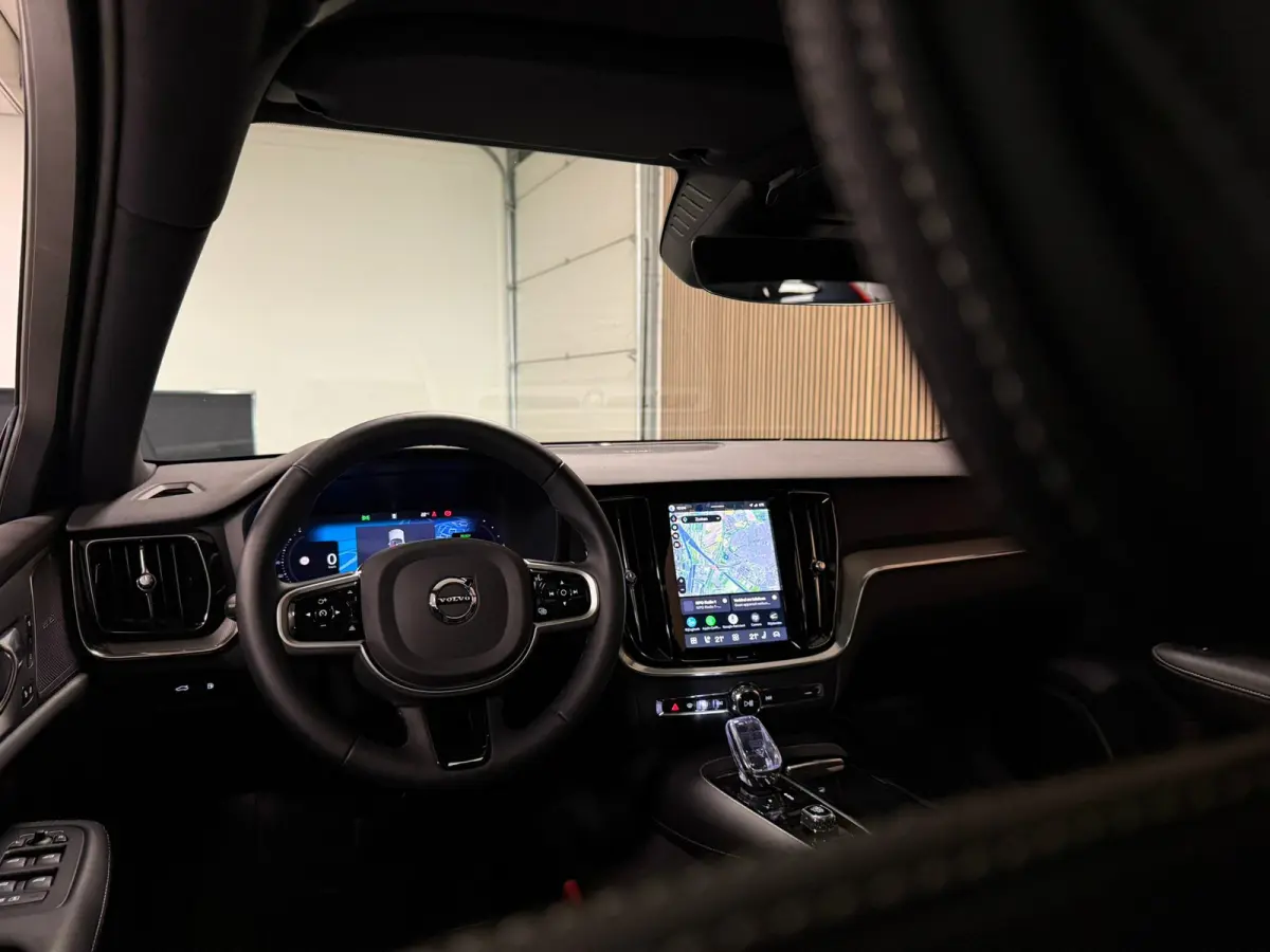 T8 AWD Recharge Plus Dark | Harman Kardon | Trekhaak | 455pk | 360° Camera | Head-Up Display | Schuifdak | Adaptieve Cruise Control | Stoelverwarming voor+achter | Stuurwielverwarming | Pil