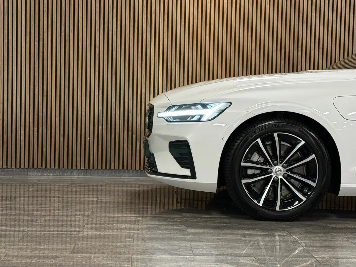 T8 AWD Recharge Plus Dark | Harman Kardon | Trekhaak | 455pk | 360° Camera | Head-Up Display | Schuifdak | Adaptieve Cruise Control | Stoelverwarming voor+achter | Stuurwielverwarming | Pil