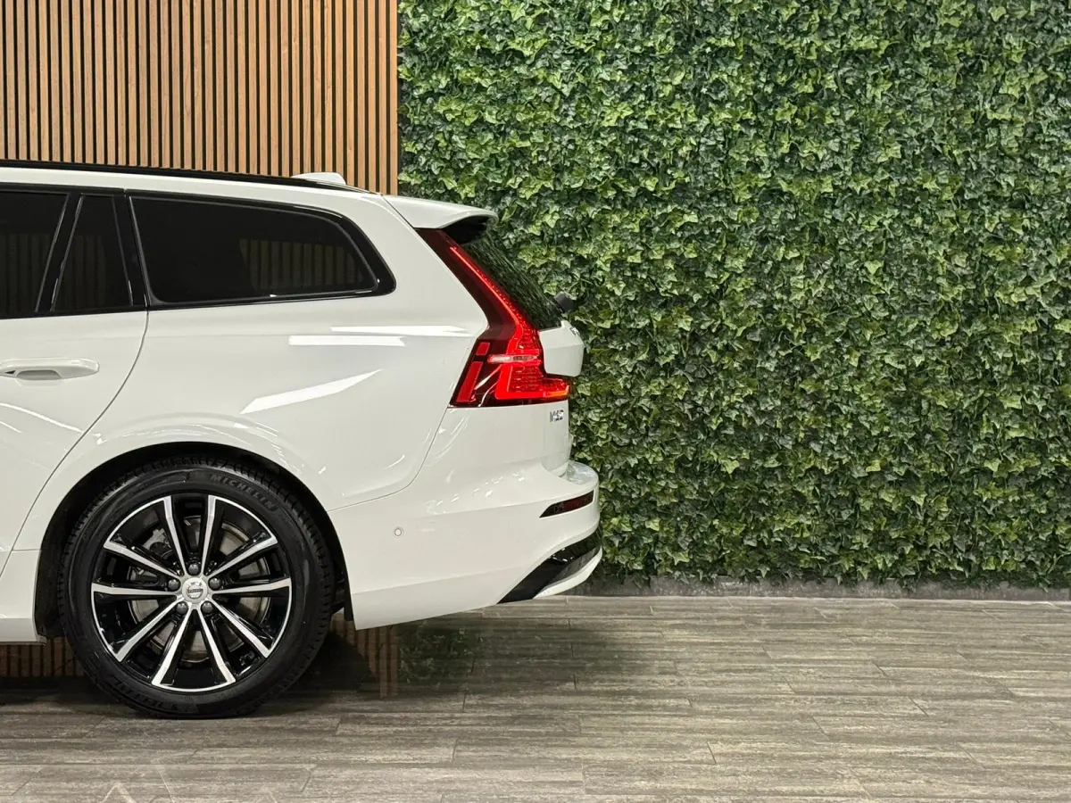 T8 AWD Recharge Plus Dark | Harman Kardon | Trekhaak | 455pk | 360° Camera | Head-Up Display | Schuifdak | Adaptieve Cruise Control | Stoelverwarming voor+achter | Stuurwielverwarming | Pil