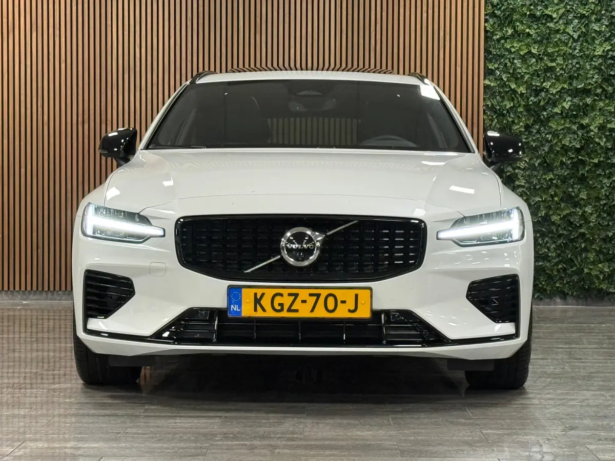 T8 AWD Recharge Plus Dark | Harman Kardon | Trekhaak | 455pk | 360° Camera | Head-Up Display | Schuifdak | Adaptieve Cruise Control | Stoelverwarming voor+achter | Stuurwielverwarming | Pil