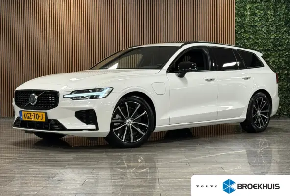 T8 AWD Recharge Plus Dark | Harman Kardon | Trekhaak | 455pk | 360° Camera | Head-Up Display | Schuifdak | Adaptieve Cruise Control | Stoelverwarming voor+achter | Stuurwielverwarming | Pil