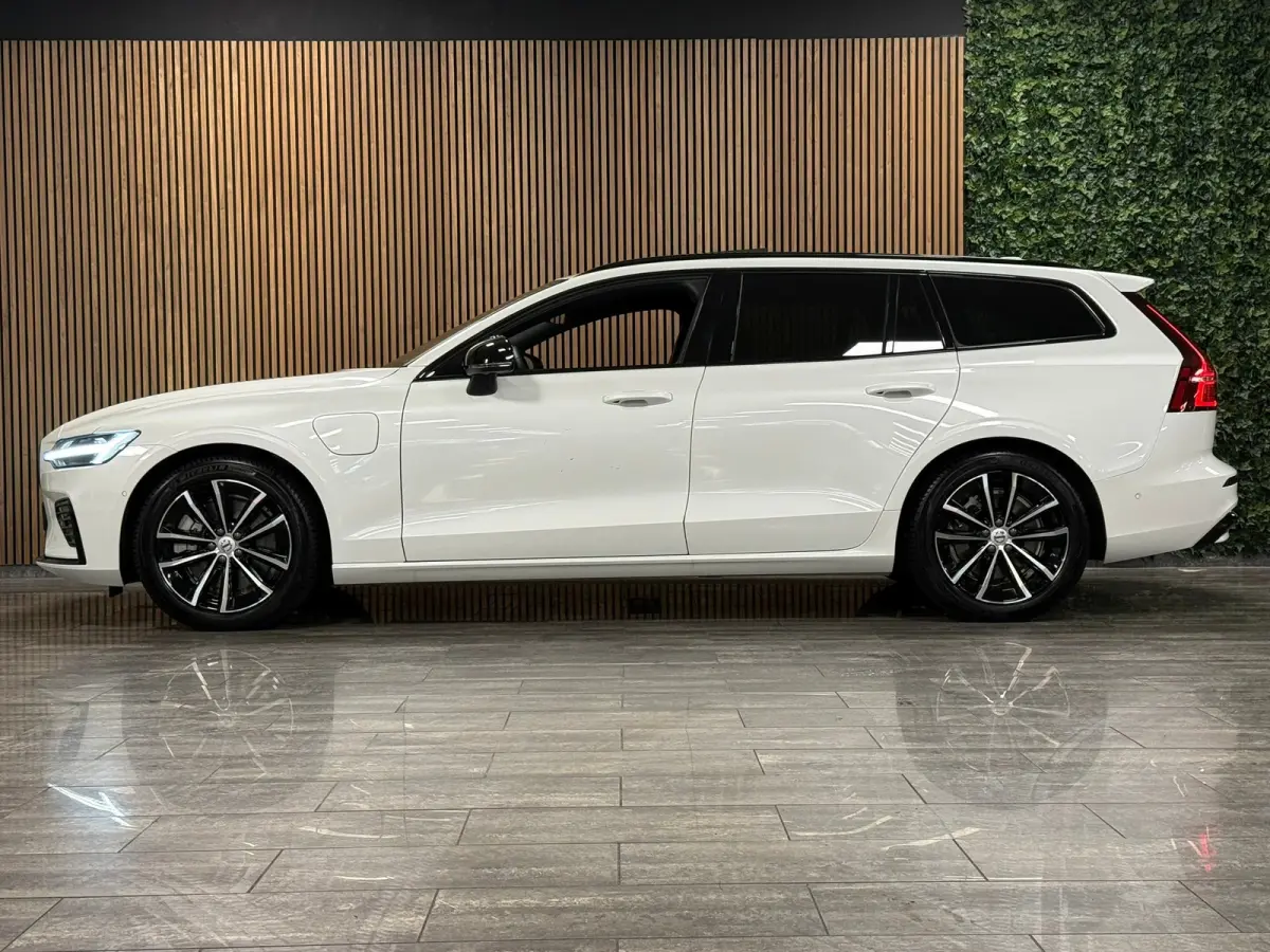 T8 AWD Recharge Plus Dark | Harman Kardon | Trekhaak | 455pk | 360° Camera | Head-Up Display | Schuifdak | Adaptieve Cruise Control | Stoelverwarming voor+achter | Stuurwielverwarming | Pil